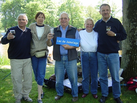 Francis und Suzanne Lefeuvre vor ihrem Weiher - dem 'Lac de Jumelage' - Photo: Carola Geisler