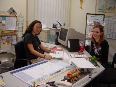 Séverine und Virginie bei der Arbeit im Baiersdorfer Rathaus - Photo: Reiner Geisler